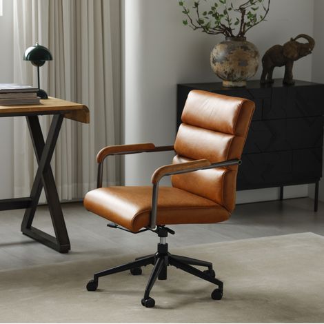 Chaise de bureau pivotante en cuir brun avec roulettes et accoudoirs en bois (1/5)