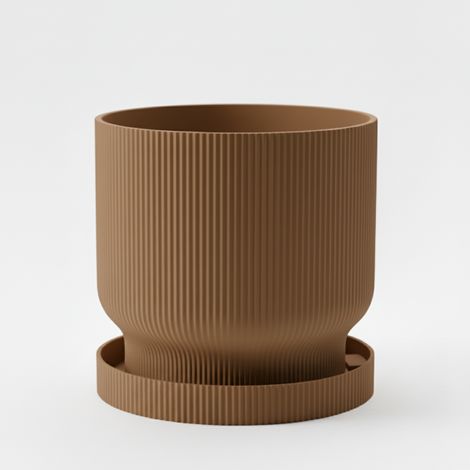 Un pot de fleurs moderne, de couleur brun clair, avec une soucoupe, simple et fonctionnel.