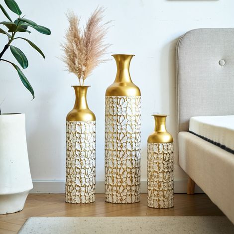 Lot de 3 grandes vases de sol – métal doré et blanc, hauteurs 50/66/85 cm, motif floral – décoration intérieure et extérieure, pour salon ou entrée (1/5)