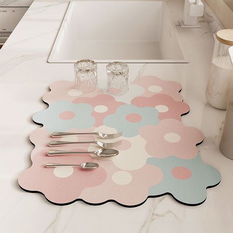 Eine wunderschöne, minimalistische Abtropfmatte aus Kieselgur, ideal für die Küche. Saugfähig, waschfrei, schimmelresistent, schnelltrocknend und wärmeisolierend. Sie ist mit einem blauen Blumenmuster (1/5)