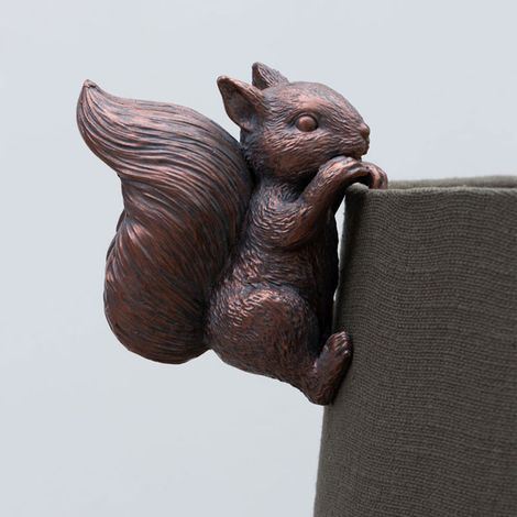 Petite suspension décorative écureuil marron en résine 10x6cm