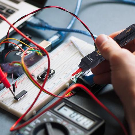 La configuration standard comprend un multimètre multifonction pour la mesure des points de rupture, un stylo de test numérique entièrement automatique et une mesure de capacité de haute précision. (1/5)