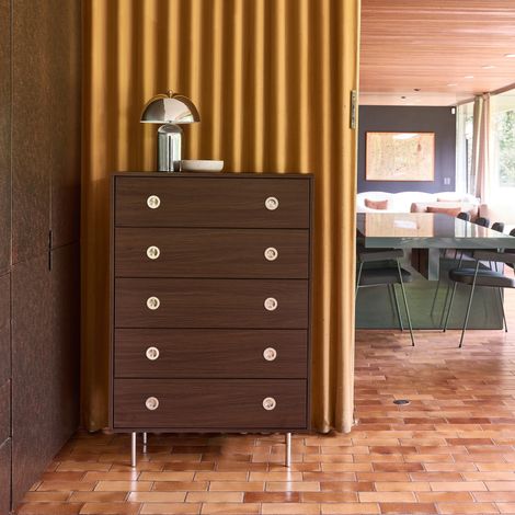 Commode vintage décor bois et acier inoxydable 5 tiroirs noyer - Shelby (1/5)