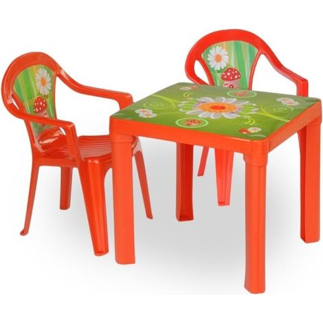 Una mesa roja y dos sillas.