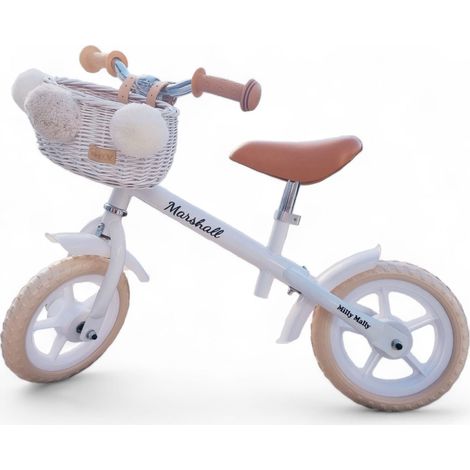 Cesta de mimbre para bicicleta de equilibrio, de color blanco, con correas Dumpy MINI y pompones. (1/5)
