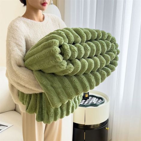 BEBUSINGOTO Grüne Decke 70 x 100 cm fürs Sofa – weiche und bequeme Fleecedecke, dekorative und Geschenk-Streifendecken für Damen und Herren (1/5)