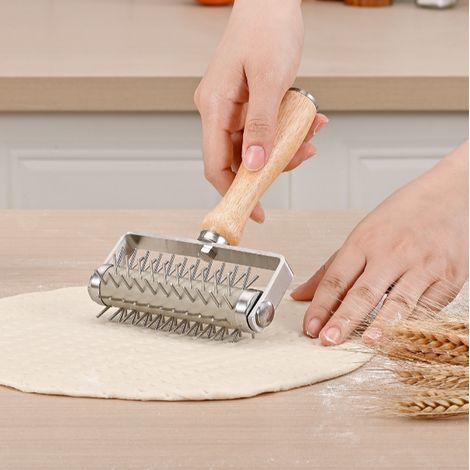 Rouleau perforateur à pizza en acier inoxydable poignée chêne outil de piquage pour pâte à pizza et crêpes avec boîte blanche (1/4)