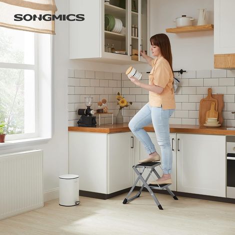 SONGMICS Scaletta a 2 gradini pieghevole, larghezza di gradino 20 cm, gomma antiscivolo, con manico, carico 150 kg, in acciaio, grigio e nero (1/5)