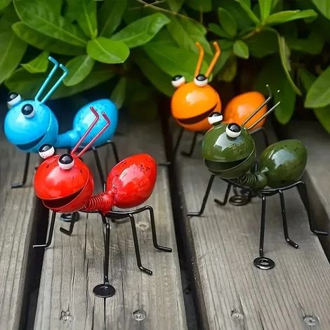 Ensemble de 4 figurines de fourmis en fer forgé, idéal pour décorer les patios, les jardins et les pelouses. (1/5)