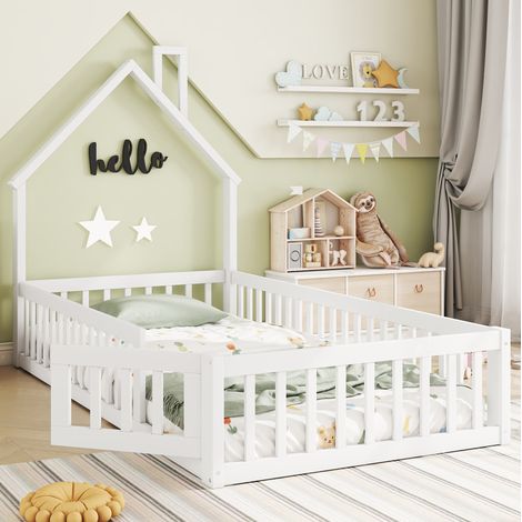 Cama infantil tipo casita 90x200 cm, blanca, de pino y MDF, con somier de láminas, barandillas de seguridad y chimenea decorativa (1/5)