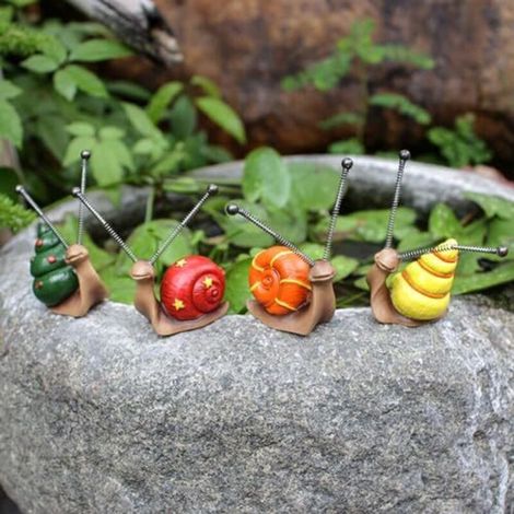 Set mit 4 dekorativen Schneckenfiguren - Gartendekoration - Tierfigur - Gartenfigur für den Außenbereich - Kunstharzfigur - Für Bauernhof, Balkon, Wohnzimmer, Büro (Schnecke)