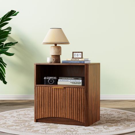 Table de chevet à façade cannelée, avec niche de rangement ouverte et poignées dorées design compact adapté aux chambres et aux salons finition noyer. (1/5)