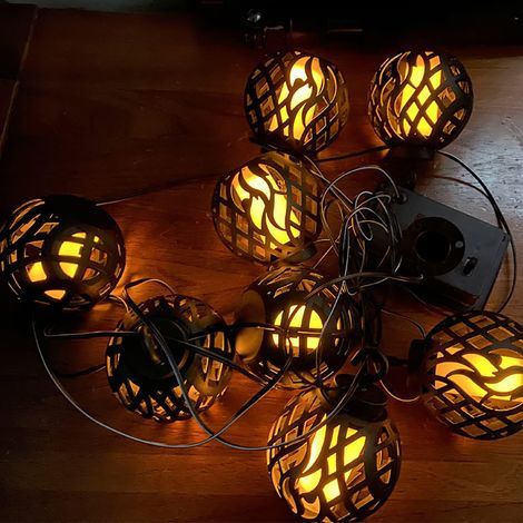Guirlande lumineuse solaire d'extérieur étanche à suspendre 8 LED avec flamme vacillante pour jardin, cour, tonnelle, camping, fête, vacances (1/5)
