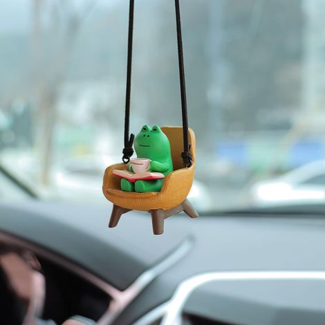 Accessoire de rétroviseur en forme de grenouille, adorable grenouille assise sur un canapé, lisant et buvant du café, décoration de voiture, pendentif. (1/5)