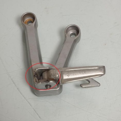 [PRODUIT D'OCCASION] Platine repose pied passager gauche origine pour Suzuki 650 SV (1/3)