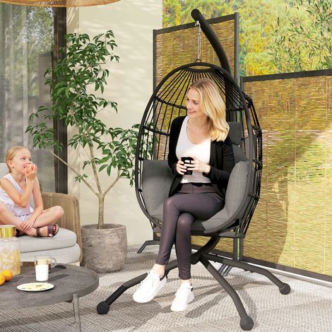 Fauteuil à bascule suspendu d'extérieur avec assise pliable en osier et coussins épais. Pied. Appui-tête. Porte-gobelet. Noir.