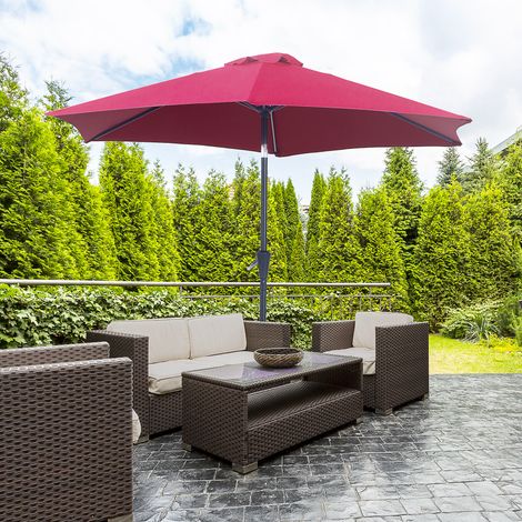 Sombrilla recta Outsunny, sombrilla de jardín inclinable para balcón o terraza, manivela, tejido de poliéster impermeable de alta densidad de 180 g/m², Ø2,6 x 2,35 m, aluminio rojo vino.