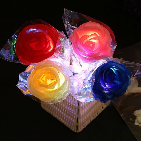 Cadeau original pour la fête des mères : 4 bouquets de roses éclatantes rouges, roses, bleues et champagne (1/5)