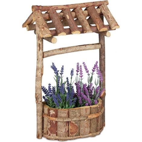 Jardin con fuente de madera