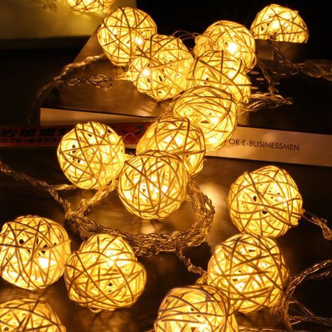 – 5 m lange Lichterkette für den Innenbereich mit 40 warmweißen LEDs – 3 cm große Rattankugeln – Schutzart IP20 für die Weihnachtsdekoration in Haus, Schlafzimmer und Wohnzimmer (1/5)