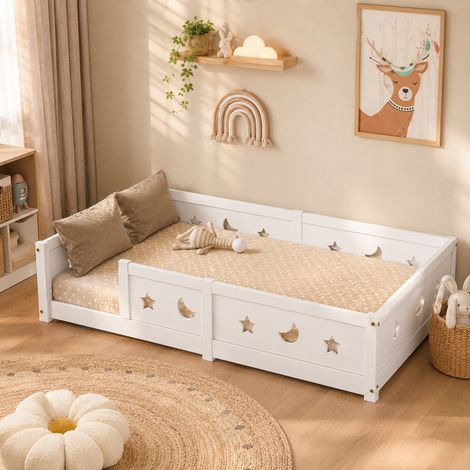 Lit Montessori 140x200 avec barrières antichute étoiles lunes, cadre bois massif pin, sommier lattes inclus, blanc, design scandinave pour enfant