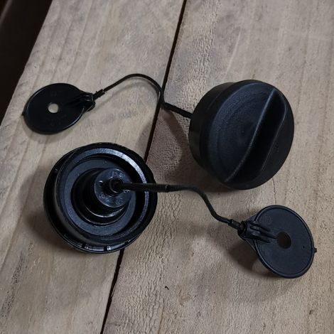 Tankdeckel kompatibel mit den Rasenmähern STILL FS120 und FS250 – Original-Ersatzteil mit Sicherungsschnur (1/2)