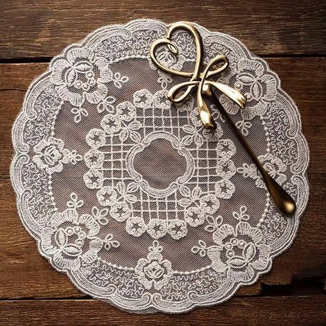 Lot de 2 sets de table rétro en dentelle française, broderie florale exquise, napperons ronds, sous-verres, tapis de vases pour décoration intérieure (couleur crème, diamètre 27 cm) (1/5)