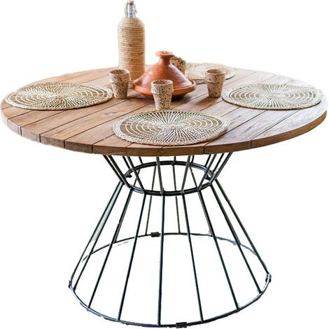 Table de jardin 4 à 6 places – Plateau en bois et métal – Dimensions 79 x 120 x 120 cm – Style moderne noir et teck – Cezar