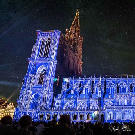 Tableau sur toile ballet d'ombres cathédrale de Strasbourg 45x45 cm - Impression sur Toile Murale Décorative - Image imprimée en HD sur Toile - Toile sur Châssis en Bois FSC - Fabriqué en France (1/4)
