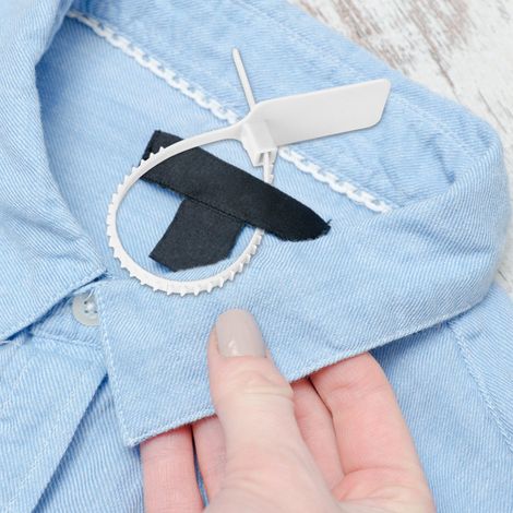 100 Stück Diebstahlsichere Einweg-Kabelbinder mit Etiketten, Kennzeichnungsschilder, selbstverriegelnd (weiß) (1/5)