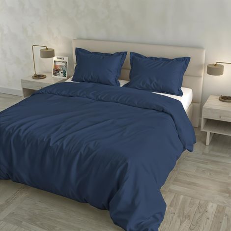 Parure de Housse de Couette en Satin de Coton 100%, fabriquée en Italie – Housse 255×200 cm avec Double Rabat de 50 cm, 2 taies d’Oreiller 52×82 cm avec 4 Volants, uni – Bleu Gris (1/5)