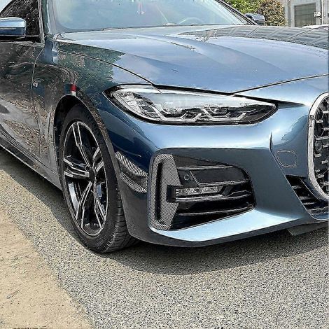 Pare-chocs avant avec aileron, canards et enjoliveurs de feux antibrouillard pour BMW Série 4 G22 G23 M Sport 2020+ en finition noir brillant (fibre de carbone). (1/2)