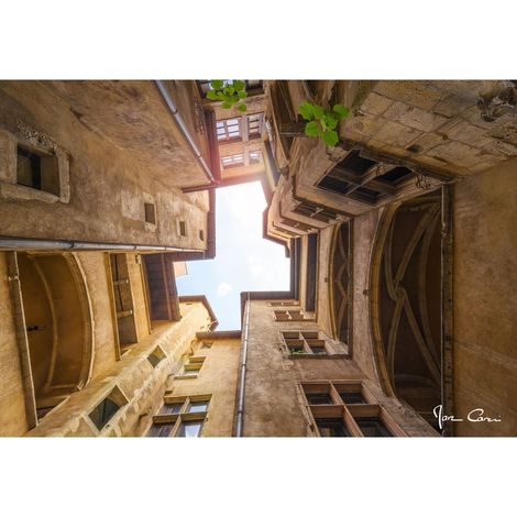 Tableau sur toile Traboule de Lyon 45x45 cm - Impression sur Toile Murale Décorative - Image imprimée en HD sur Toile - Toile sur Châssis en Bois FSC - Fabriqué en France (1/4)