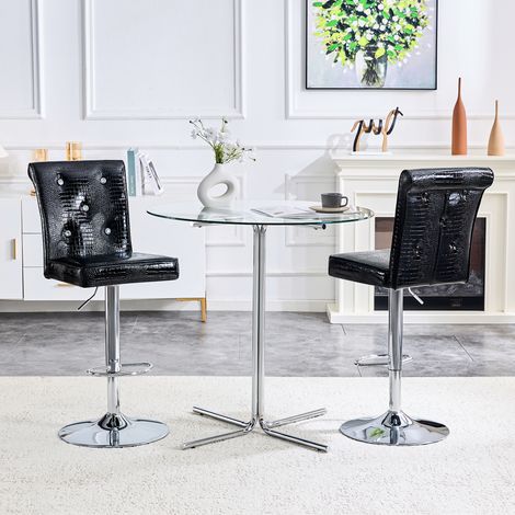 Deux tabourets de bar rétro noirs en cuir grainé, avec boucle en strass et tissu simili-cuir, apportent chic et charme à votre espace repas. (1/5)
