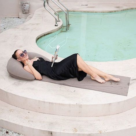Tapis de Plage Gonflable Gris avec Oreiller, Matelas de Plage Pliable Portable, Chaise Longue Piscine Confortable pour Plage Camping Piscine Pique-nique (1/5)