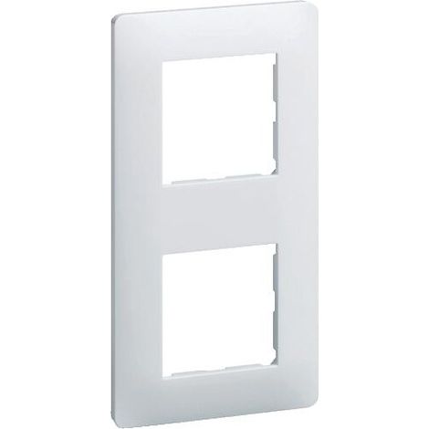 Plaque de finition 1 poste Hager Essensya blanche – Résistante aux UV – Ajustement millimétré – Texture anti-statique
