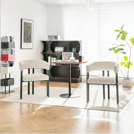 Chaise de salle à manger moderne en similicuir beige avec accoudoirs, dossier courbé et structure en métal (1/5)