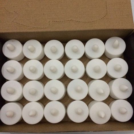 24 velas electrónicas LED sin llama para fiestas de cumpleaños y para crear un ambiente festivo, carcasa blanca con luz amarilla, 4,5 cm, incluye pilas AG10. (1/5)
