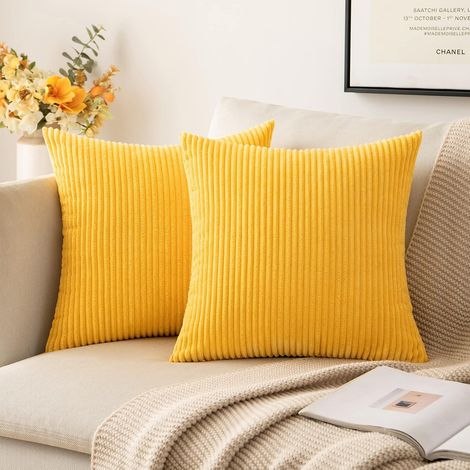Lot de 2 housses de coussin décoratives carrées en velours côtelé doux et uni, 56 x 56 cm, jaune doré, pour canapé ou chambre. (1/5)