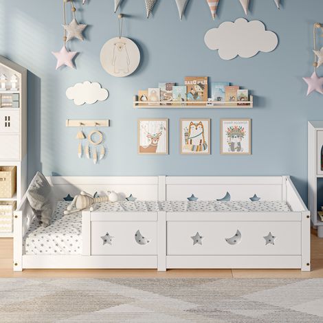 Lit simple 140x200 cm, pour enfant en bois massif de pin, lit à barreaux étoiles et lunes, lit caban, avec protection anti-chute et sommier à lattes - blanc (1/5)
