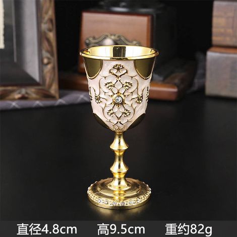 Verres à pied incrustés de diamants (or et blanc), dégageant une touche de luxe discret.