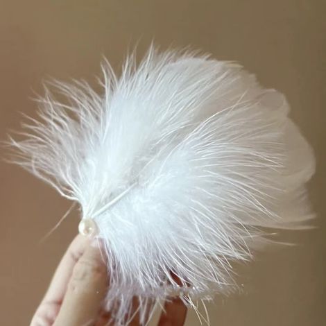 Pince à cheveux rétro française en velours blanc ultra-élégant, ornée de plumes et de perles  un accessoire de coiffure de niche, parfait pour les vacances. (1/3)