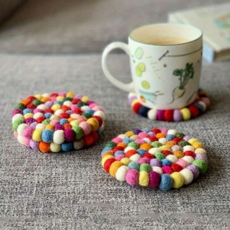 4 Sous-verres boules en feutre de laine fait main colorés, accessoires de table design et isolants thermiques pour la décoration intérieure