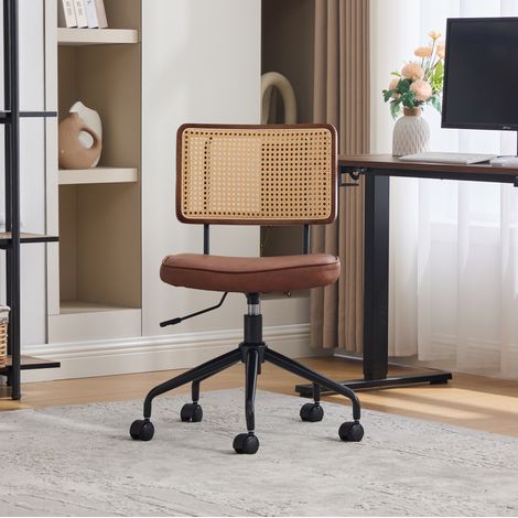 Chaise de bureau vintage en rotin avec roulettes et assise cuir marron (1/5)