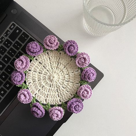 Sous-verre au crochet en forme de bouquet de roses violettes fait main - Tasseau floral, cadeau créatif, décoration de maison pour fête ou remise de diplôme (1/5)