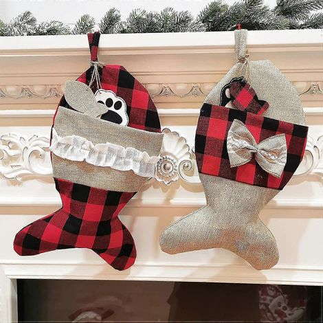 Set aus 2 Jute-Weihnachtsstrümpfen in Fischform, zum Aufhängen am Weihnachtsbaum oder zum Verpacken in einer Geschenktüte in der Nähe des Kamins.