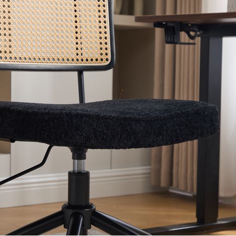 Chaise de bureau vintage en rotin avec siège en tissu chenille, dossier en cannage, base en métal noir avec roulettes (1/5)