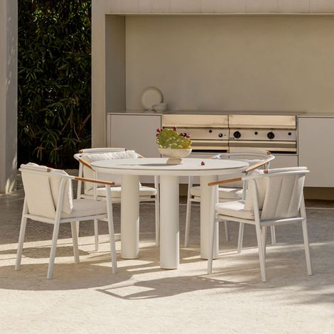 Set da tavolo rotondo Arken, Ø120 cm, in ceramica e alluminio, e 4 sedie da giardino Yervin con braccioli, in alluminio e tessut SKLUM            