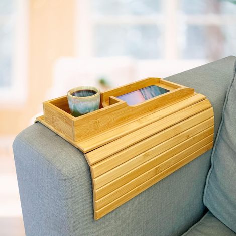 Bliss – Table d’appoint en Bambou pour Accoudoir Canapé Plateau Repas Antidérapant, Pliable et Réglable pour Tasse Organisateur & Porte Télécommande et Téléphone (1/4)