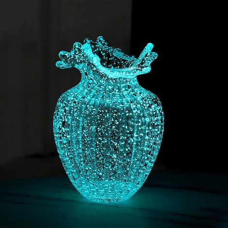 Handgefertigte, leuchtende Glasvase mit geschwungenem Hals, elegante Dekoration für Zuhause, Büro oder als Geschenk absorbiert Licht und leuchtet im Dunkeln blau.
